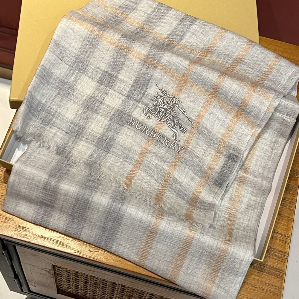 Burberry cashmere scarf - Picture 5 of 9